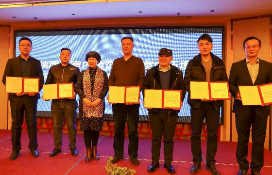 賀會(huì)長為凈化委主任、副主任、秘書長頒發(fā)證書